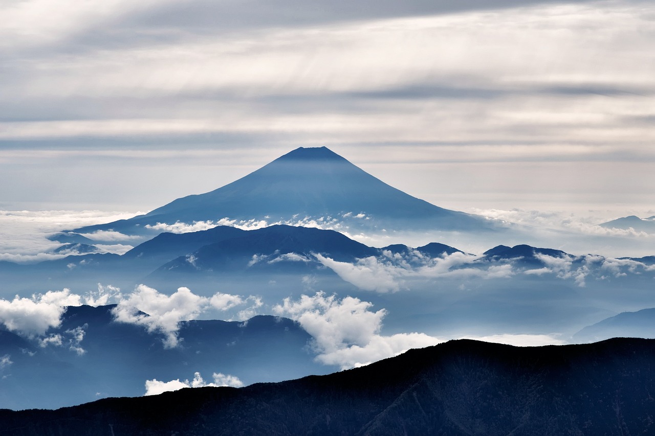 富士山火山喷发最新动态，影响与应对策略